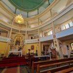 Wnętrze Kościoła Maryi Matki Kościoła ławki i balkony.