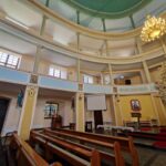 Wnętrze Kościoła Maryi Matki Kościoła ławki i balkony.