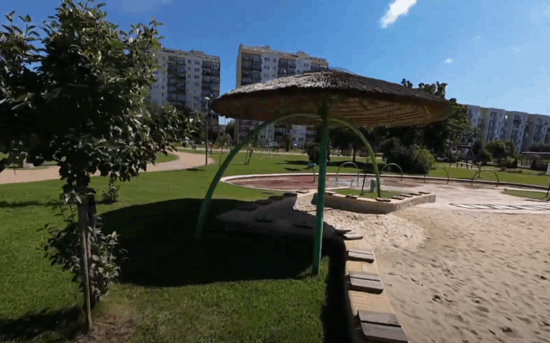 Aleja bajkowych gwiazd parasol i bloki w tle