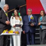 przedstawiciele władz na scenie