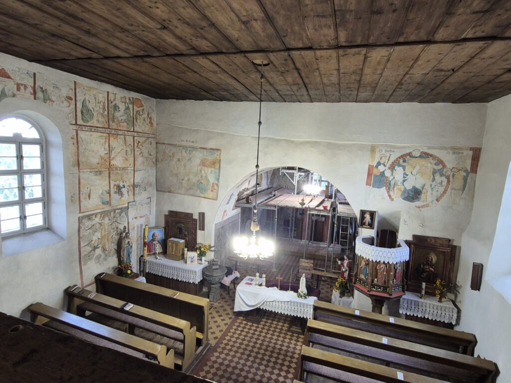 widok na wnętrze kościoła z balkonu 