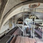 prace konserwatorskie, odnawianie polichromii, rusztowania pod sklepieniem