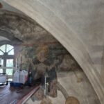 sklepienie prezbiterium, zabytkowe polichromie i widok na okno