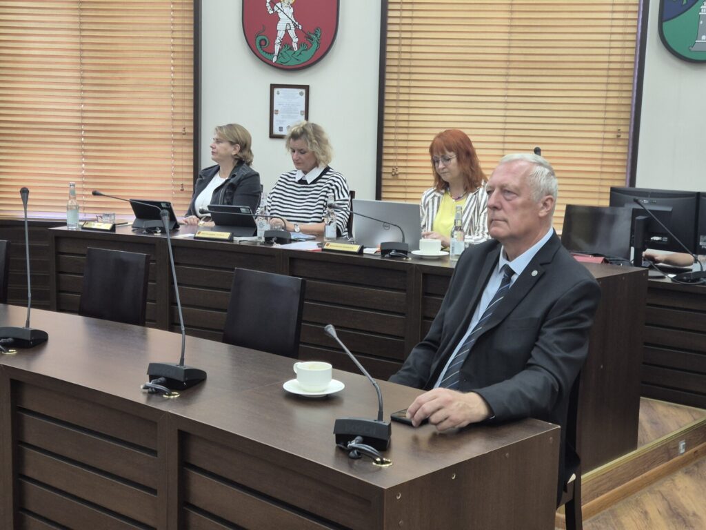 poseł na sejm, w tle 3 radne 