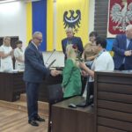 starosta i dyrektor wydziału edukacji gratulują i wręczają akt nadania stopnia nauczyciela mianowanego
