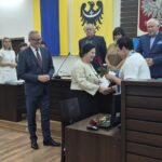 starosta i dyrektor wydziału edukacji gratulują i wręczają akt nadania stopnia nauczyciela mianowanego
