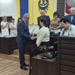 starosta i dyrektor wydziału edukacji gratulują i wręczają akt nadania stopnia nauczyciela mianowanego