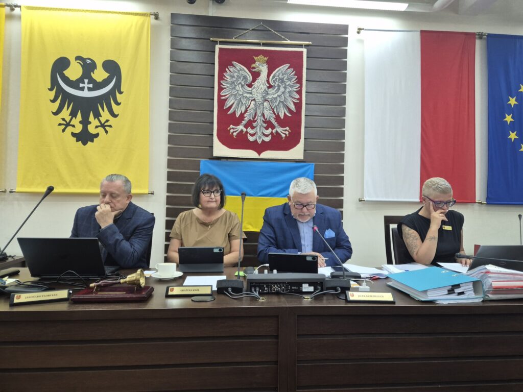 przewodniczący rady i wiceprzewodniczący siedzą przy stole