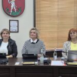 radne siedzą przy stole