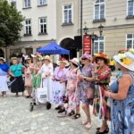 uczestnicy parady w barwnych kapeluszach
