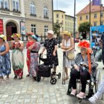 uczestnicy parady w kapeluszach