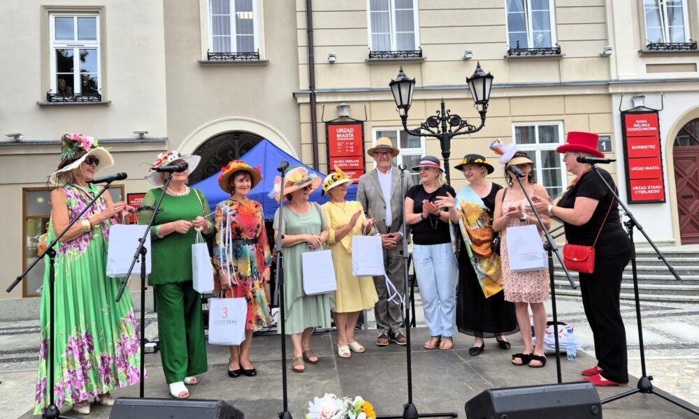 Starosta na scenie podczas nagradzania najładniejszych kapeluszy