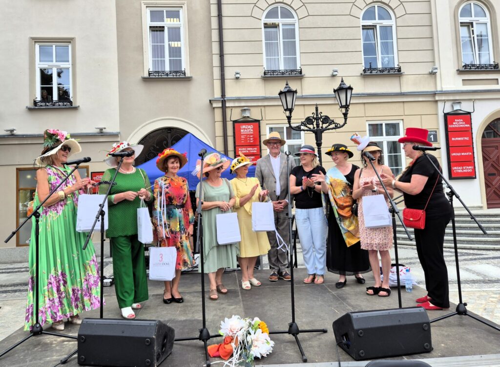 Starosta na scenie podczas nagradzania najładniejszych kapeluszy
