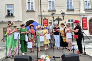 Starosta na scenie podczas nagradzania najładniejszych kapeluszy