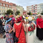 uczestnicy parady w barwnych kapeluszach
