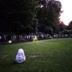 Uczestnicy podczas wieczornego spaceru