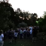 Uczestnicy podczas wieczornego spaceru