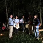 starosta i dyrektor ogrodu podczas wręczenia podziękowań artystom