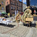 zbliżenie na wieniec Sołectwa Ostroszowice, obok stół z chlebem
