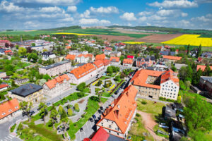 panorama Piławy Górnej, budynki i plac pośrodku