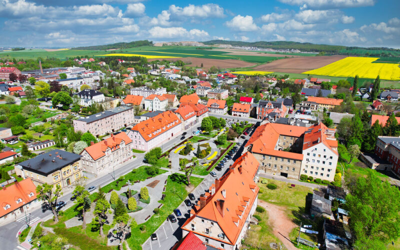 panorama Piławy Górnej, budynki i plac pośrodku