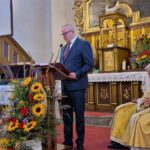 Starosta przemawia podczas mszy świętej