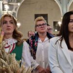zbliżenie na przedstawicieli władz podczas mszy świętej