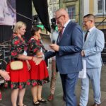 Starosta wręcza dyplom
