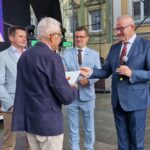 Starosta wręcza dyplom 1
