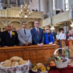zbliżenie na przedstawicieli władz podczas mszy świętej 1