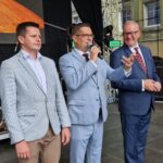 Starosta Dzierżoniowski Grzegorz Kosowski, burmistrz Niemczy Rafał Pawłowski, zastępca dyrektora ds. Arboretum Wojsławice Tomasz Dymny