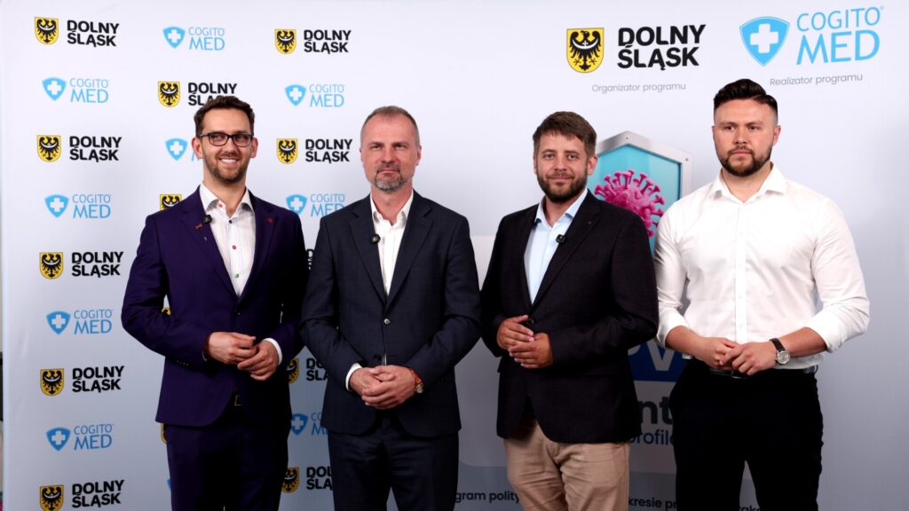 czterech mężczyzn na tle białym logo Dolny Śląsk