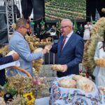 tradycja dożynkowa dzielenia się chlebem 1