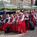 zespół folklorystyczny siedzący na widowni