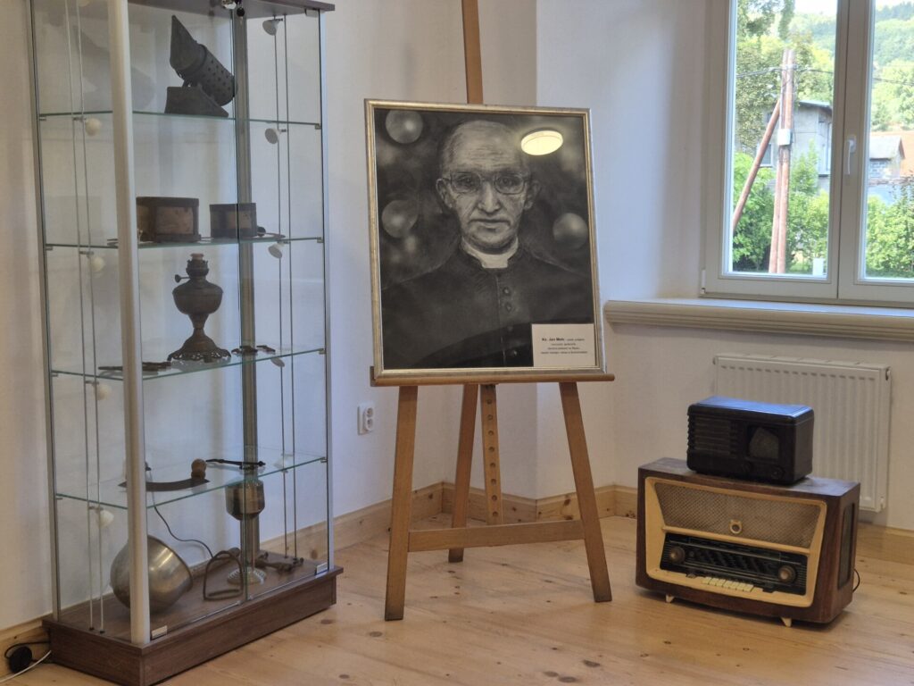 Izba poświęcona Janowi Melcowi, jego portret i rzeczy osobiste, odbiornik radiowy