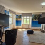 Sala multimedialna, monitory, zdjęcia na ścianach, ekrany