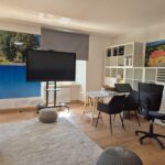 Sala multimedialna, monitory, zdjęcia na ścianach, ekrany