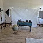 sala multimedialna, statyw fotograficzny, tło. lampy