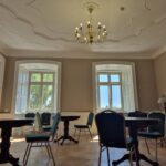 Sala na I piętrze, krzesła i stoły w zabytkowym stylu, zdobiony sufit