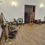 Gminna Izba Pamięci - eksponaty, przedmioty użytku codziennego i rolniczego, obrazy