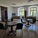 Sala na I piętrze, krzesła i stoły w zabytkowym stylu