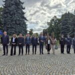 przedstawiciele samorządów i służb stoją na placu