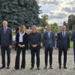 przedstawiciele samorządów stoją na placu