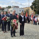 Burmistrz Dzierżoniowa i Przewodnicząca Rady Miejskiej stoją z kwiatami