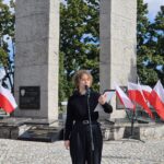 przedstawicielka muzeum miejskiego przemawia