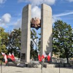 pomnik Pamięci Losów Ojczyzny przed złożeniem kwiatów