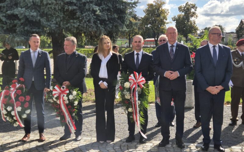 przedstawiciele samorządów stoją z kwiatami
