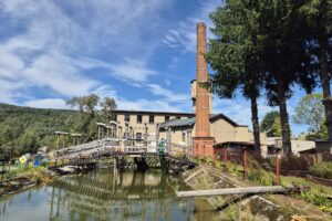 budynek muzeum w Kamionkach z zewnątrz, widok od strony stawu