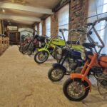 kolekcja eksponatów w muzeum w Kamionkach, motory i rowery