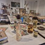 kolekcja eksponatów w muzeum w Kamionkach, fauna i flora, węże w słoikach
